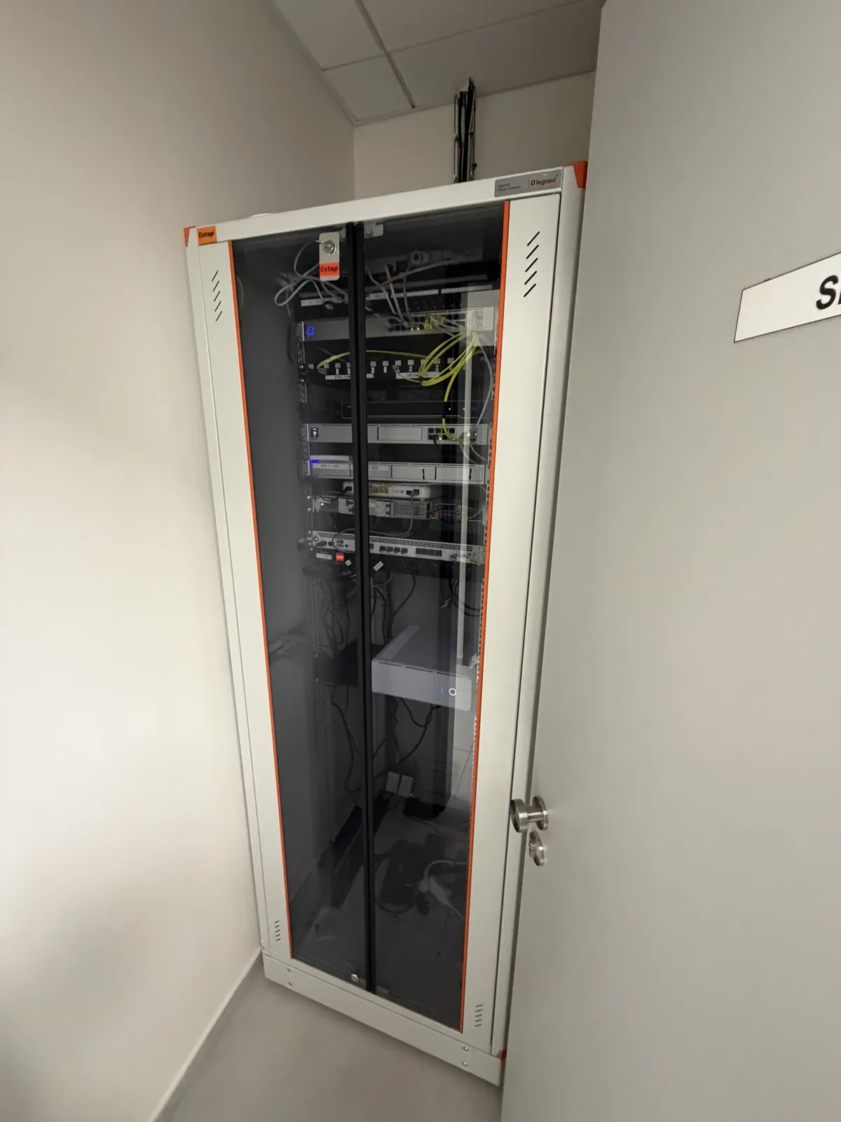 Firemní rack se síťovou a serverovou technikou