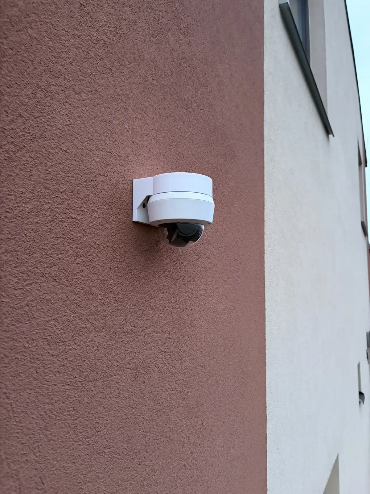 Bezpečnostní kamera na firemním objektu